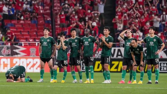 杨梓鑫目前已签约成为罗志祥旗下艺人，而此次出演电影《奇幻民宿》也是他首次接触电影拍摄
